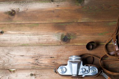 Eski retro fotoğraf makinesi vintage ahşap kurullarında soyut arka plan. Metin için yer kopyalayın