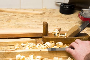 Carpenter çalışıyor. talaş ile ahşap masa üstünde alet.
