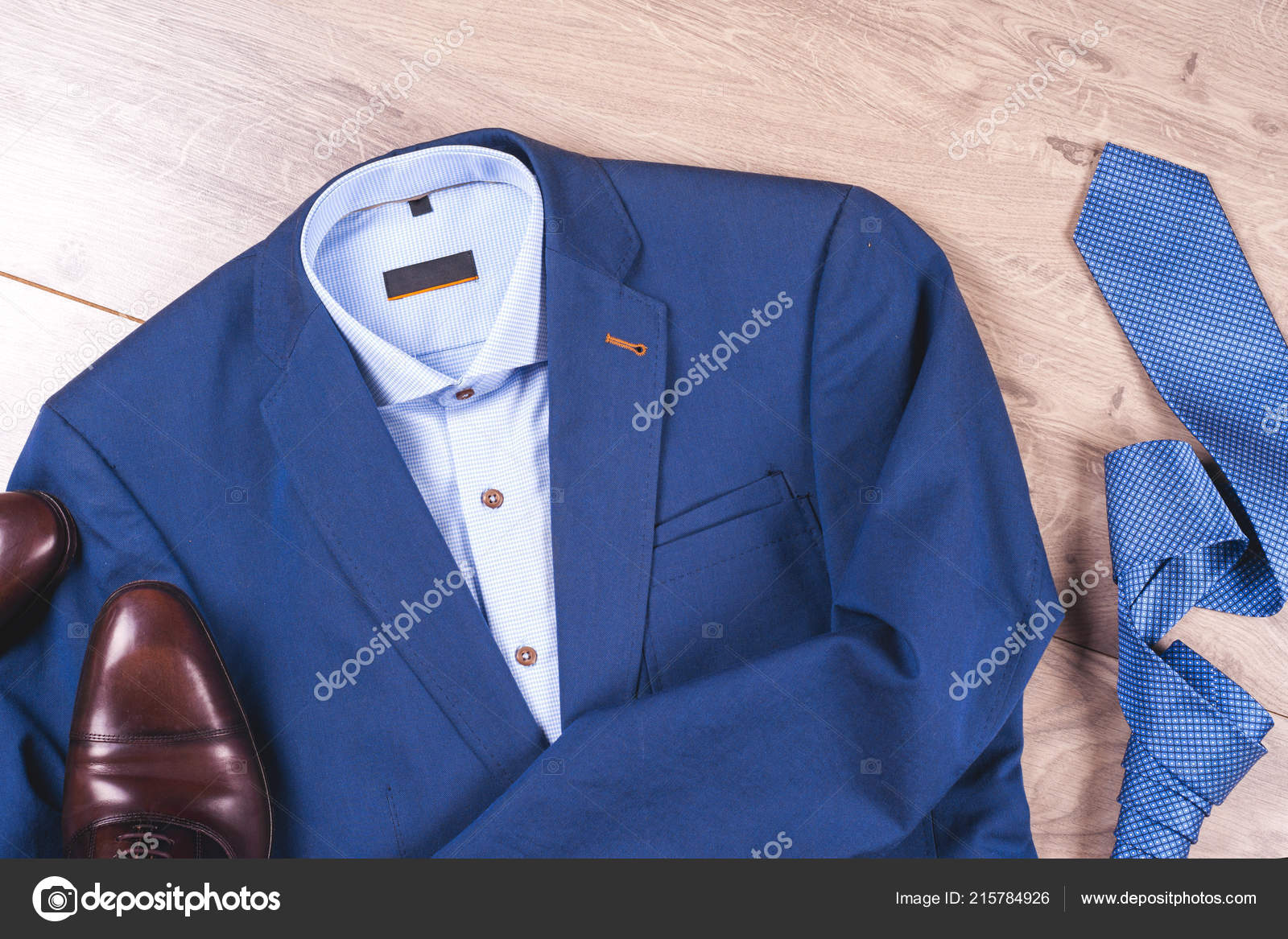 de ropa clásica para hombre - traje azul, camisas, zapatos marrones, cinturón y corbata sobre fondo de madera.: fotografía de stock vtmila #215784926 | Depositphotos