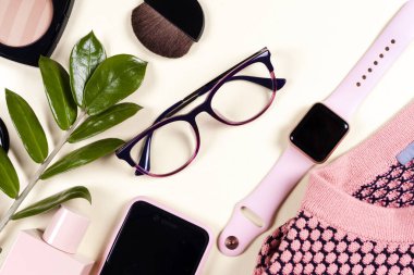 Moda kadın giysi seti ve aksesuarlar. Vanilya Pastel renkleri.