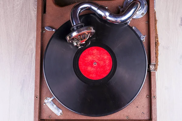 Antiguo jugador de gramófono, primer plano. Imagen de estilo retro de una colección de viejos discos de vinilo con mangas . —  Fotos de Stock