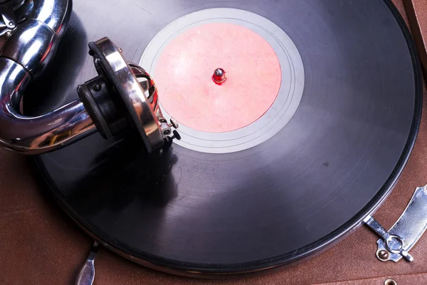 Antiguo jugador de gramófono, primer plano. Imagen de estilo retro de una colección de viejos discos de vinilo con mangas . — Foto de Stock