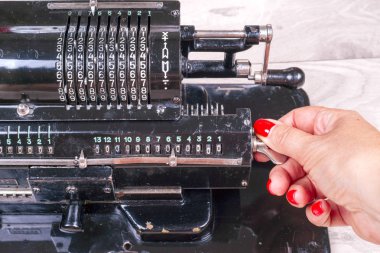 Eski paslı retro Hesap makinesi siyah ahşap bir masa üzerinde duran