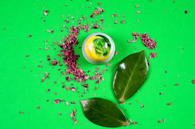 Çeşit çeşit çikolata kırıntılarıyla süslenmiş güzel ve lezzetli çikolata şekerleri.