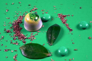 Çeşit çeşit çikolata kırıntılarıyla süslenmiş güzel ve lezzetli çikolata şekerleri.