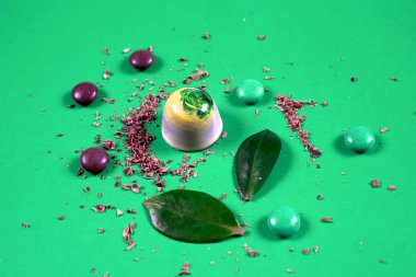 Çeşit çeşit çikolata kırıntılarıyla süslenmiş güzel ve lezzetli çikolata şekerleri.