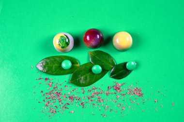 Çeşit çeşit çikolata kırıntılarıyla süslenmiş güzel ve lezzetli çikolata şekerleri.