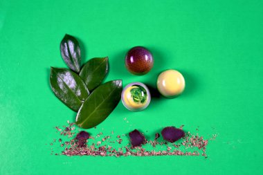 Çeşit çeşit çikolata kırıntılarıyla süslenmiş güzel ve lezzetli çikolata şekerleri.