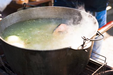 Balık çorbası kaynar kazan tehlikede içinde. Ateşte bir tencerede çorbası