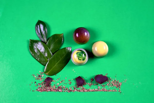 Çeşit çeşit çikolata kırıntılarıyla süslenmiş güzel ve lezzetli çikolata şekerleri.