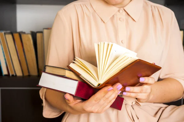 Kitaplar vintage üniversite kitaplığında seçerek, kitap okuma ve rahatlatıcı açık renkli elbiseli Genç kız. — Stok fotoğraf
