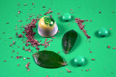 Çeşit çeşit çikolata kırıntılarıyla süslenmiş güzel ve lezzetli çikolata şekerleri.