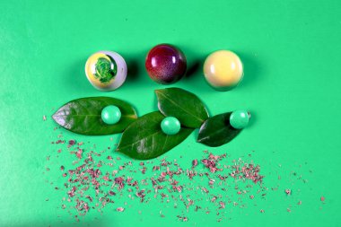 Çeşit çeşit çikolata kırıntılarıyla süslenmiş güzel ve lezzetli çikolata şekerleri.