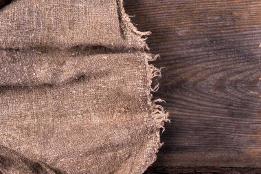 Tahta arka planda çuval bezi.