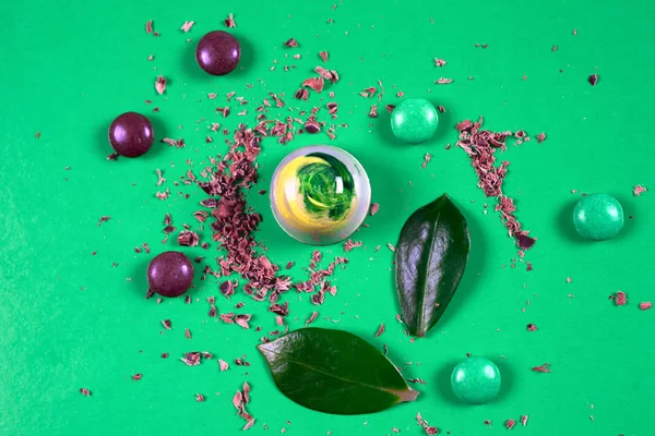 Çeşit çeşit çikolata kırıntılarıyla süslenmiş güzel ve lezzetli çikolata şekerleri.