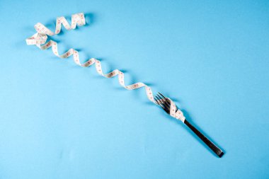 çatal ile santimetre bir mavi arka plan, diyet, sağlıklı yaşam tarzı.