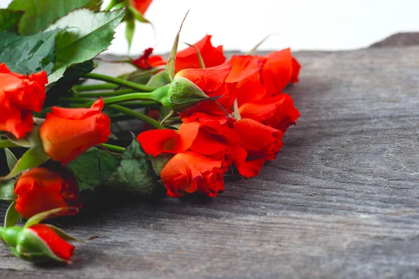 Red roses on wooden board, Valentines Day background. — Stock Photo, Image
