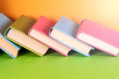 Açık kitap, parlak arkaplan üzerine ciltli kitaplar.