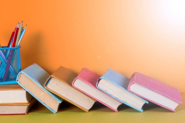 Açık kitap, parlak arkaplan üzerine ciltli kitaplar.