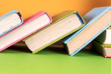 Açık kitap, parlak arkaplan üzerine ciltli kitaplar.