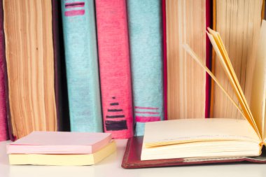 Açık kitap, parlak arkaplan üzerine ciltli kitaplar.