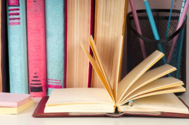 Açık kitap, parlak arkaplan üzerine ciltli kitaplar.