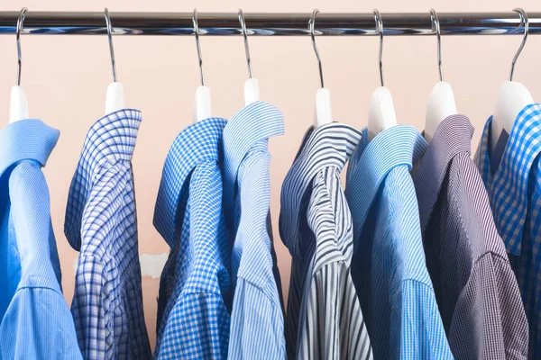 Appendini in tessuto con camicie. Vestiti da uomo. Moda — Foto Stock