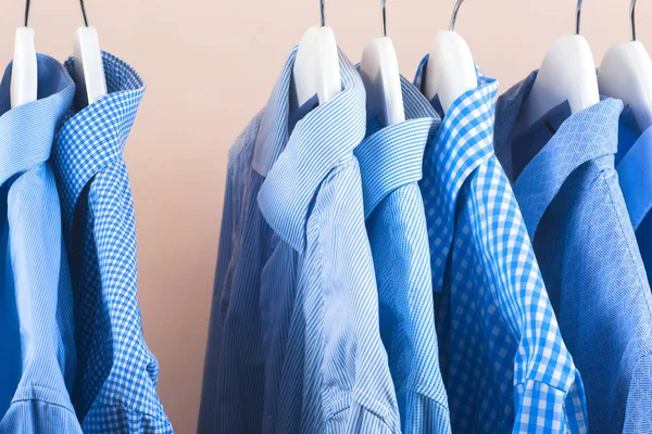 Appendini in tessuto con camicie. Vestiti da uomo. Moda — Foto Stock