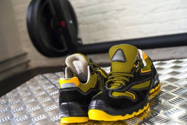 Spor salonunda UNBRANDED modern spor ayakkabı. Siyah-Sarı. Rahat ayakkabılar.