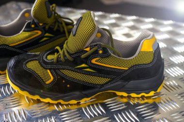 Spor salonunda UNBRANDED modern spor ayakkabı. Siyah-Sarı. Rahat ayakkabılar.