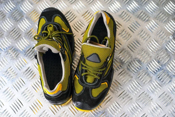 Zapatilla moderna sin marca en el gimnasio. Amarillo-Negro. Zapatos cómodos . — Foto de Stock