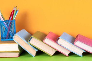 Açık kitap, parlak arkaplan üzerine ciltli kitaplar.