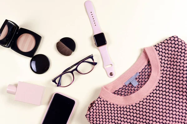 Conjunto de ropa y accesorios de mujer de moda. Colores pastel de vainilla. — Foto de Stock