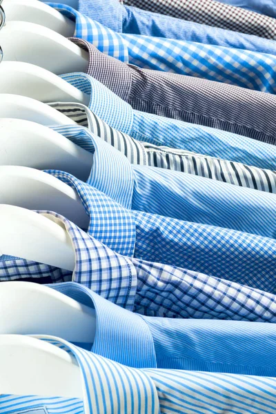 Appendini in tessuto con camicie. Vestiti da uomo. Moda — Foto Stock