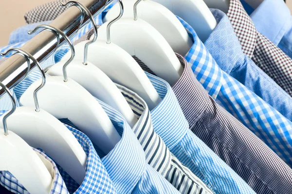 Appendini in tessuto con camicie. Vestiti da uomo. Moda — Foto Stock