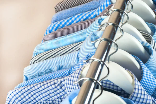Hadřík závěsy s košile. Pánská business oblečení. Móda — Stock fotografie