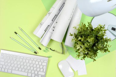 Mimarların işyeri - rulo ve planlar. İnşaat arkaplanı.