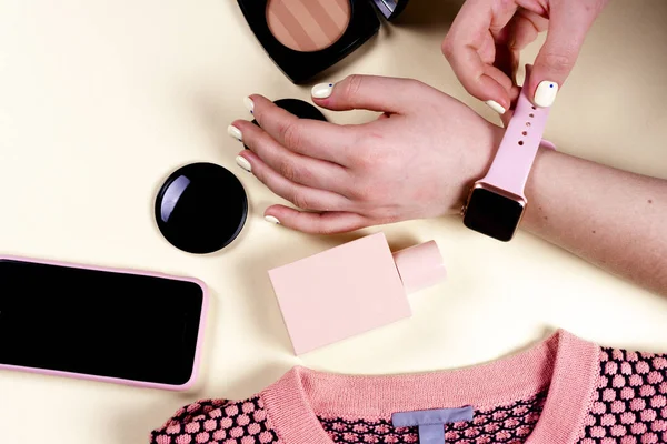 Conjunto de ropa y accesorios de mujer de moda. Colores pastel de vainilla. — Foto de Stock