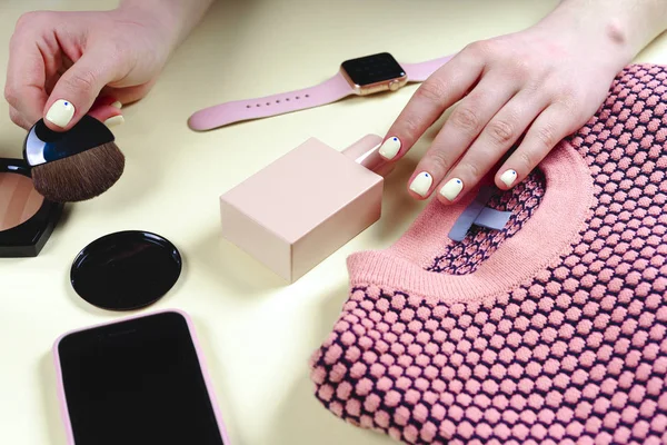 Conjunto de ropa y accesorios de mujer de moda. Colores pastel de vainilla. — Foto de Stock