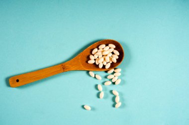 Tahta kaşıkla bir ölçüm bandı bir mavi arka plan, diyet, sağlıklı yaşam tarzı.