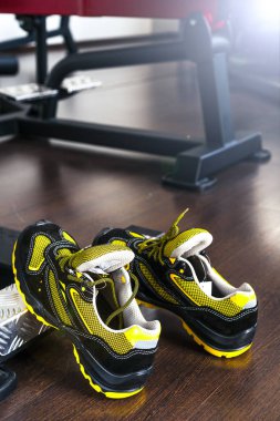 Spor salonunda UNBRANDED modern spor ayakkabı. Siyah-Sarı. Rahat ayakkabılar.