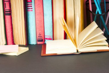 Açık kitap, parlak arkaplan üzerine ciltli kitaplar.