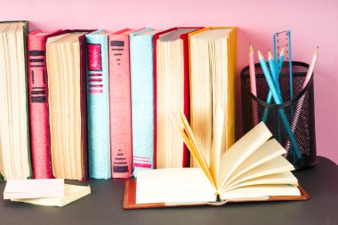 Açık kitap, parlak arkaplan üzerine ciltli kitaplar.