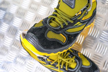 Spor salonunda UNBRANDED modern spor ayakkabı. Siyah-Sarı. Rahat ayakkabılar.