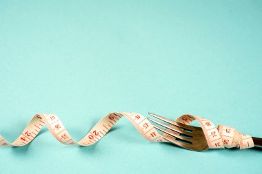 çatal ve bıçak mavi arka planda bir santimetre, diyet, sağlıklı yaşam tarzı.