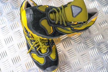 Spor salonunda UNBRANDED modern spor ayakkabı. Siyah-Sarı. Rahat ayakkabılar.