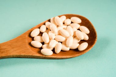 Tahta kaşıkla bir ölçüm bandı bir mavi arka plan, diyet, sağlıklı yaşam tarzı.
