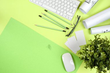 Mimarların işyeri - rulo ve planlar. İnşaat arkaplanı.