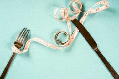 çatal ve bıçak mavi arka planda bir santimetre, diyet, sağlıklı yaşam tarzı.