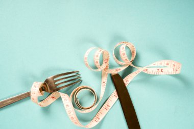çatal ve bıçak mavi arka planda bir santimetre, diyet, sağlıklı yaşam tarzı.